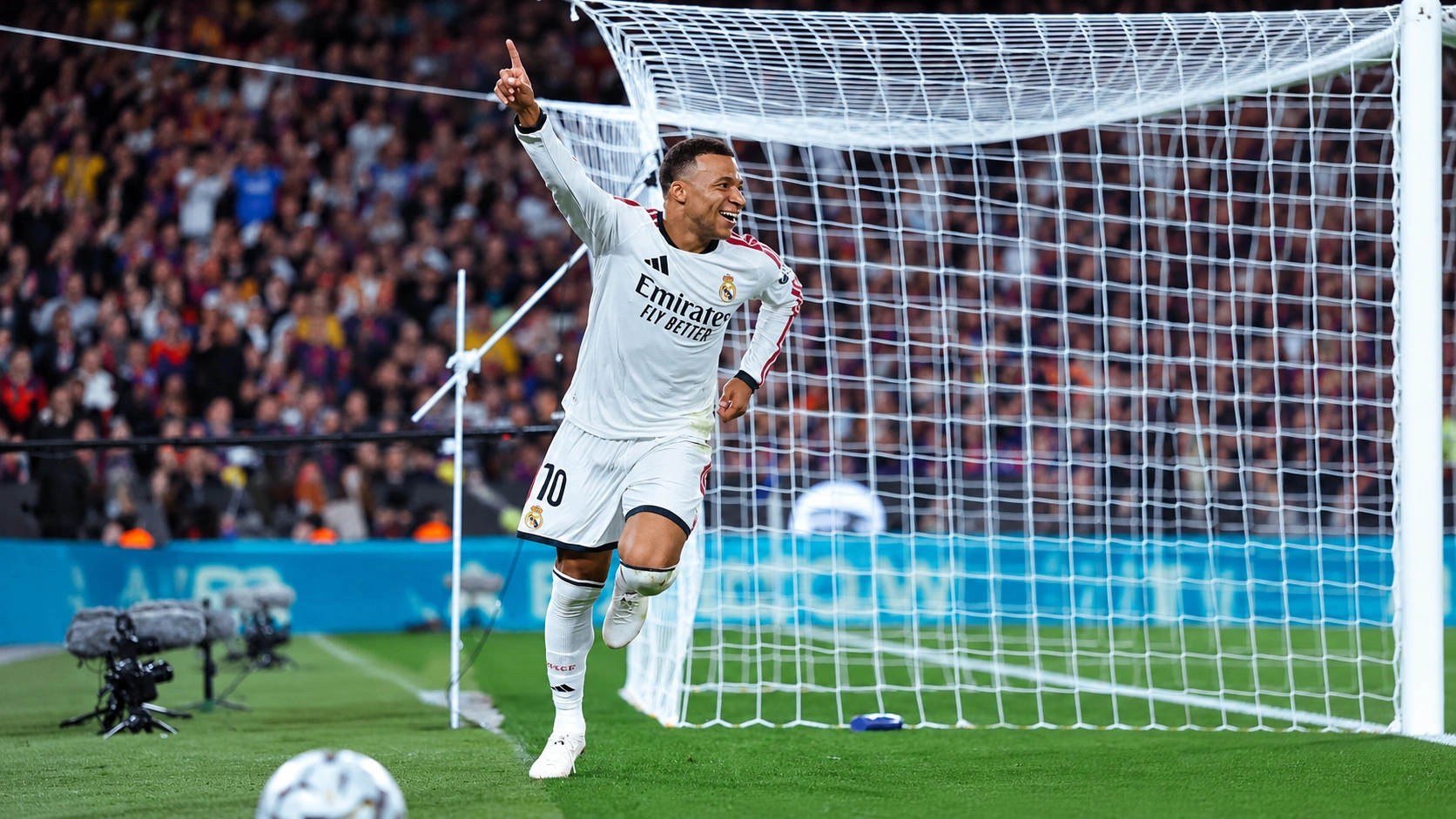 Mbappé marca doblete y Real Madrid vence 2-1 al Barcelona en el Clásico